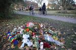 BLOMSTER. Forbipasserende og pårørende har lagt blomster, lys og bamser i Elverparken i Herlev ved det sted, hvor den 32-årige gravide kvinde blev stukket til døde fredag aften. 