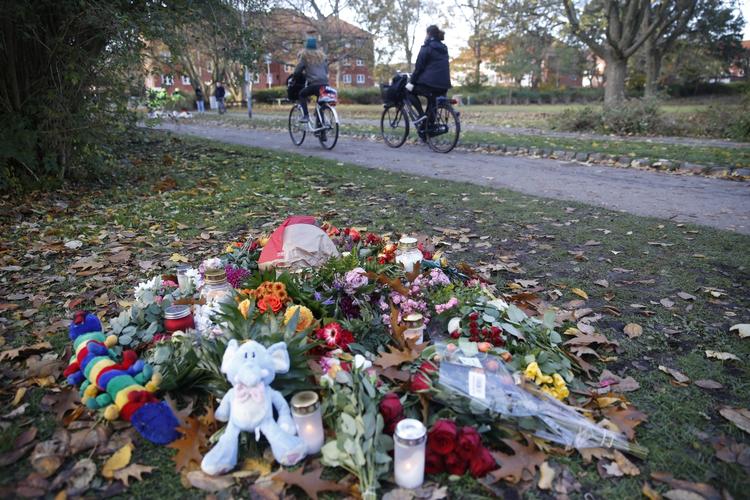 BLOMSTER. Forbipasserende og pårørende har lagt blomster, lys og bamser i Elverparken i Herlev ved det sted, hvor den 32-årige gravide kvinde blev stukket til døde fredag aften. 