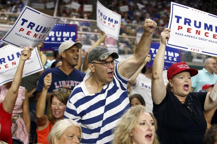 Højrøstede Trump-tilhængere i Florida. 
