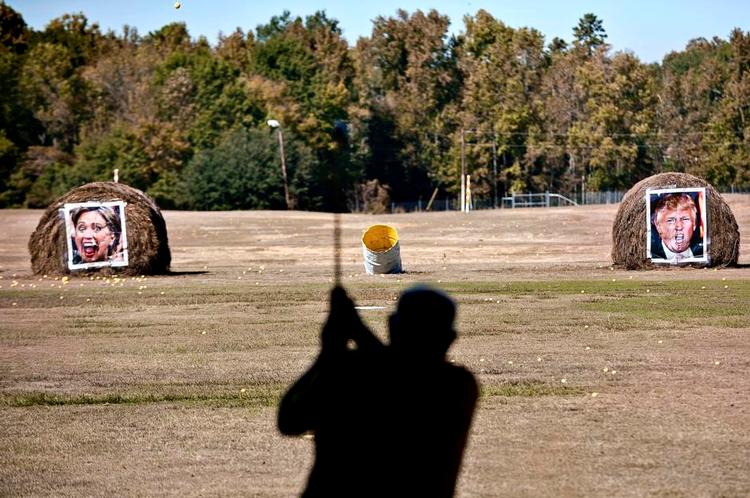 Hillary eller Donald? I en golfklub i Longview, Texas, kan man skyde til måls efter begge kandidater. Eller vælge en sværere løsning midtimellem. Foto: Les Hassell/AP 