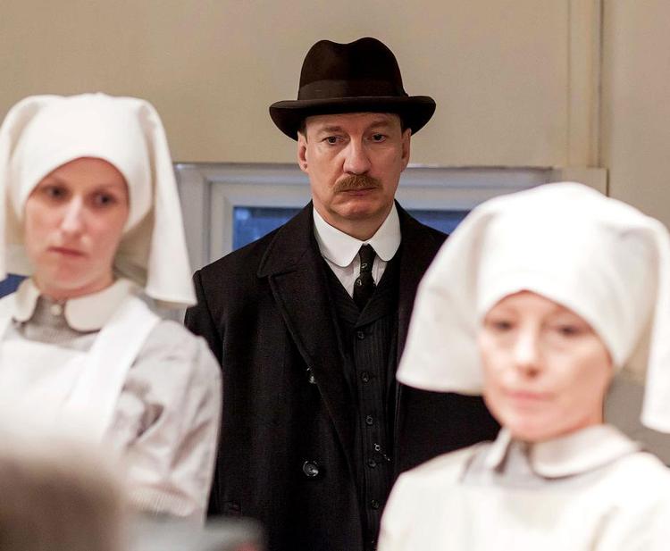 Drama. David Thewlis som inspektør Gooles i 'En inspektør ringer på'. Foto: BBC 
