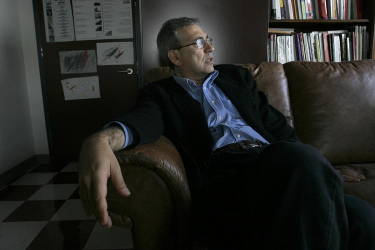 »Jeg skriver i mit elfenbenstårn, og jeg skriver udelukkende for litteraturens egen skyld. Hvis der findes politiske budskaber i mine bøger, så står de i hvert fald mellem linjerne«, siger Pamuk.  