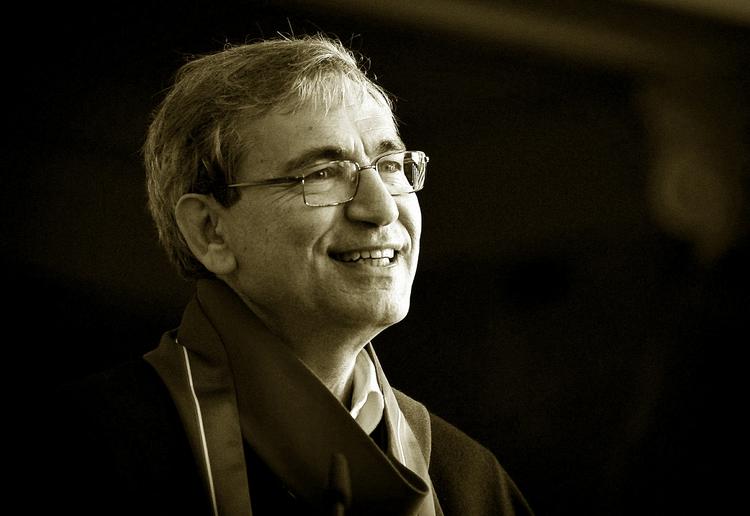 Mesterværk. Over 640 sider folder Orhan Pamuk en utrolig roman ud. 