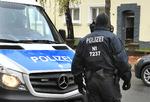 POLITIET SLOG til tidligt tirsdag morgen mod en moske og - her - en beboelsesejendom over for i byen Hildesheim. 