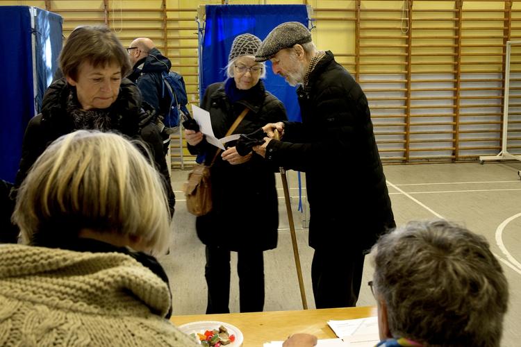 valg. Vælgerne ankommer i en lind strøm til valglokalet - gymnastiksalen på Christianshavns Gymnasium - ved valget til menighedsrådet i Vor Frelsers Kirke på Christianshavn. 