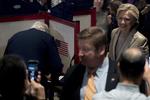 Valg. Hillary Clinton afgiver sin stemme sammen med ægtemanden og tidligere præsident Bill Clinton. 