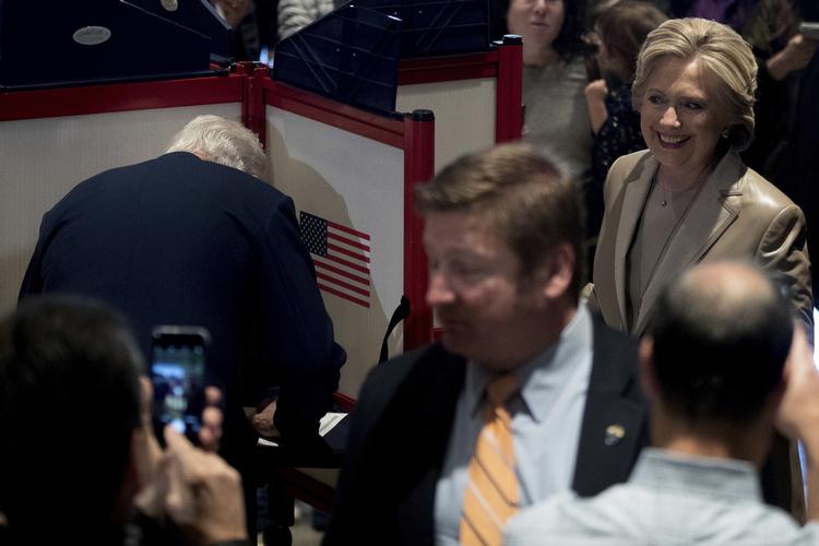Valg. Hillary Clinton afgiver sin stemme sammen med ægtemanden og tidligere præsident Bill Clinton. 