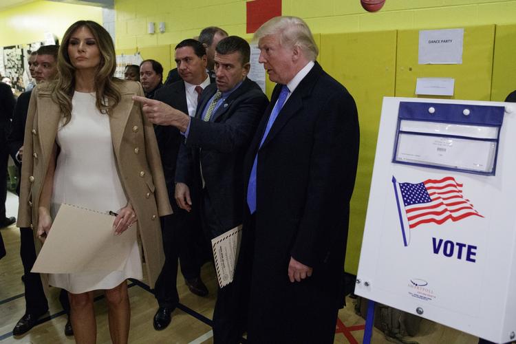 Vaglsted. Donald Trump og hustruen Melania afgave deres stemme i New York City. 