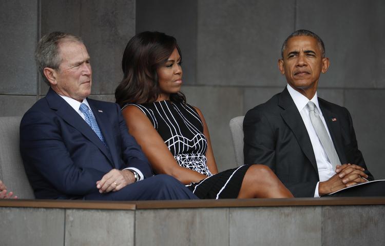 Blankt. Den tidligere præsident George W. Bush ses her i selskab med Barack Obama. I dag har han valgt ikke at stemme på hverken Hillary Clinton eller Donald Trump. 