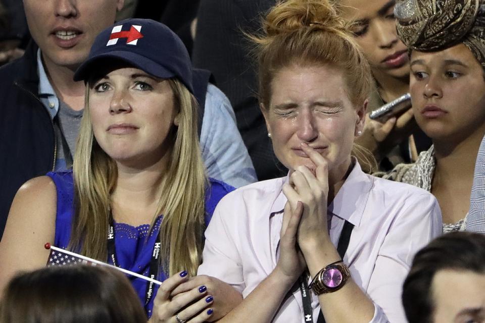 KVINDEKAMP De kvindelige Hillary-tilhængere, der har taget udtrykket 'Nasty women' til sig under valgkampen, ser med, mens valgresultaterne afslører, at Donald Trump klarede sig langt bedre hos de kvindelige vælgere end først forudset. 