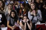 SLUT De amerikanske flag stoppede langsomt med at sveje under den demokratiske valgfest i Jacob Javita-centret i New York. 