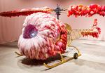 Lilicoptére. Ifølge ARoS symboliserer Joana Vasconcelos’ ’Lilicoptère’ fra 2012 Marie Antoinette, der, temmelig absurd, skal ses som billede på ligestilling. Foto: Luís Vasconcelos, courtesy Unidade Infinita Projectos, og Anders Sune Berg 
