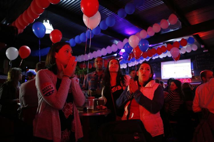 Skuffelse. Mexicanerne er dybt chokeret over valgsejren til Donald Trump. På billedet følger deltagere i en valgfest for Hillary Clinton i Mexico City valget med vantro. 