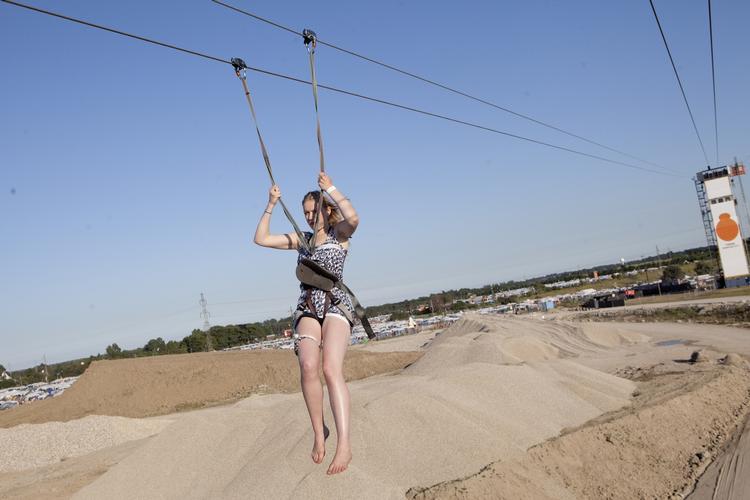 Genvej. I 2011 kunne man komme hurtigt fra campingområdet ind på festivalpladsen med en svævebane, der strakte sig over 502 meter henover grusgraven. 