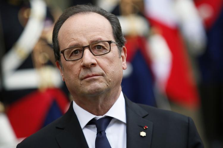 Tøven. Den franske præsident, Francois Hollande, fortryder muligvis i dag, at han tidligere har sagt, at Donald Trump gav ham lyst til at kase op. 