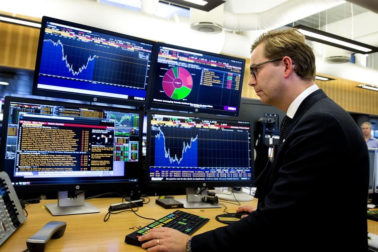 NED, NED - OG OP. Finansmarkederne reagerede negativt, da det stod klart, at Trump stod til at vinde præsidentvalget. Men hans sejrstale, der var afdæmpet og forsonende sammenlignet med valgkampen, fik kurserne til at stige igen. 
