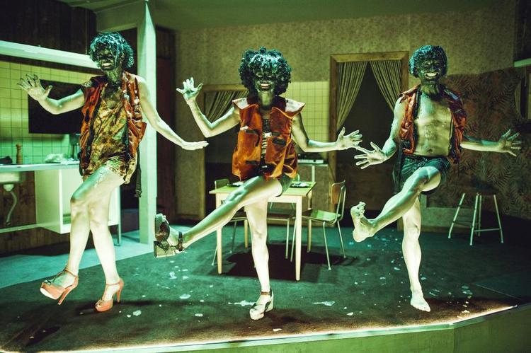 DØDEDANS. Hvide velfærdszombier (Maria Rich, Özlem Saglanmak og Morten Burian) går i et med druknedøde flygtninge, for frygten for de fremmede forvandler os selv til levende døde. 