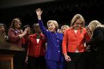 Kønskamp. Hillary Clinton var forsigtig med at betone sit køn, da hun i 2008 stillede op som præsidentkandidat. Men i 2016 gjorde hun det meget klart, at hun gik efter at blive USA's første kvindelige præsident. Her er hun til et valgmøde afholdt af bevægelsen Women for Hillary. 