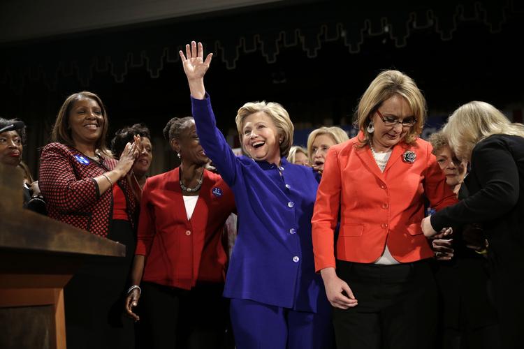 Kønskamp. Hillary Clinton var forsigtig med at betone sit køn, da hun i 2008 stillede op som præsidentkandidat. Men i 2016 gjorde hun det meget klart, at hun gik efter at blive USA's første kvindelige præsident. Her er hun til et valgmøde afholdt af bevægelsen Women for Hillary. 