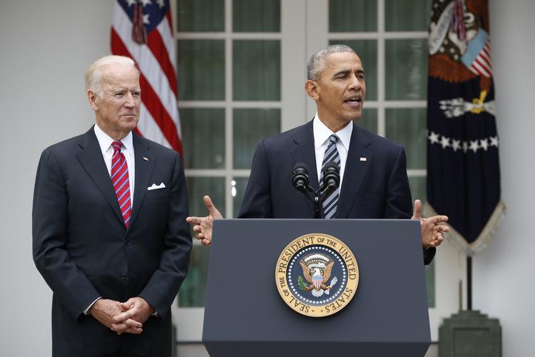 afgående. Barack Obama kommenterer valgresultatet med vicepræsident Joe Biden ved sin side. 
