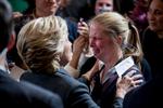 Trøst. Hillary Clinton giver et knus til en tilhænger efter sin tale onsdag morgen. 