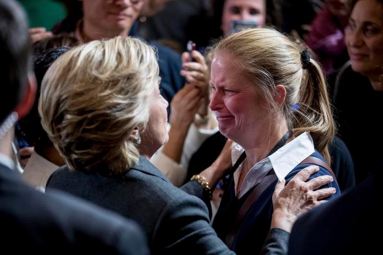 Trøst. Hillary Clinton giver et knus til en tilhænger efter sin tale onsdag morgen. 