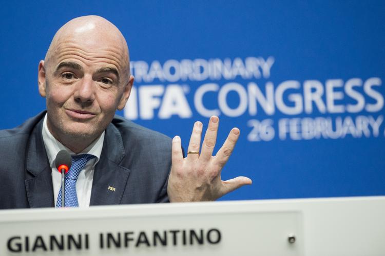 PLANER. Antallet af spillere i de store klubbers trupper provokerer Fifa-præsident Gianni Infantino. 