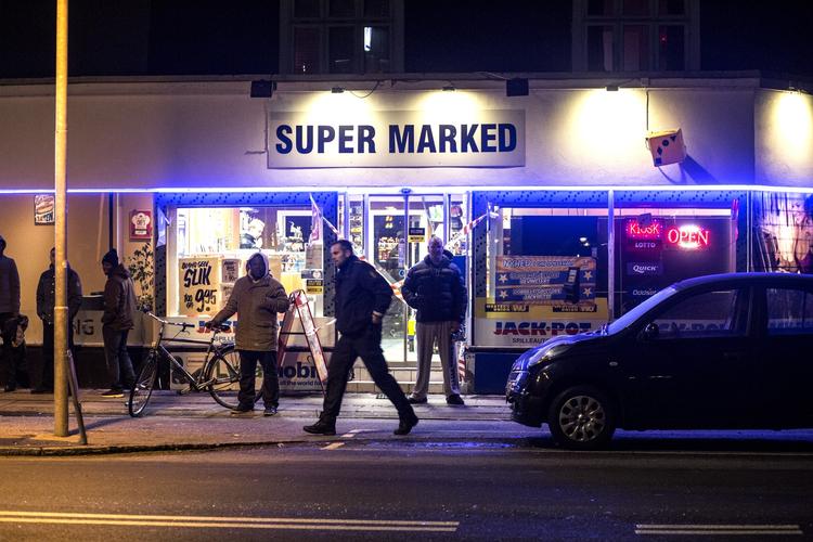Skyderi. Ved denne kiosk tæt på Urbanplanen blev der ved otte-tiden torsdagaften affyret 10 skud og en person blev ramt i armen. På billedet ses en række vidner til skyderiet, som politiet talte med på stedet. 