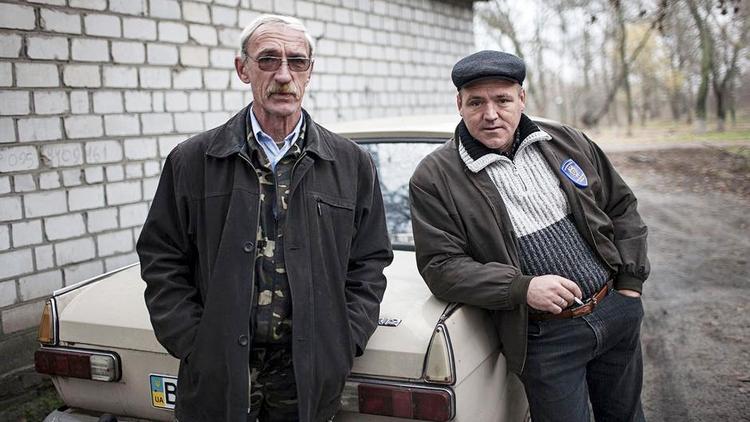 Sherifferne. Victor og Volodya bor i landsbyen Stara Zburjivka, hvor deres primære opgaver er at håndtere fulde mænd og hustruvold. 