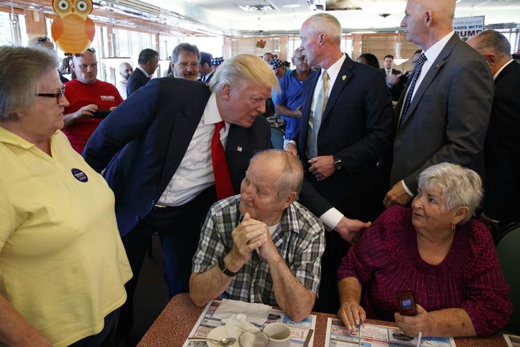 Trump på en Diner i byen Dundalk i Maryland. 