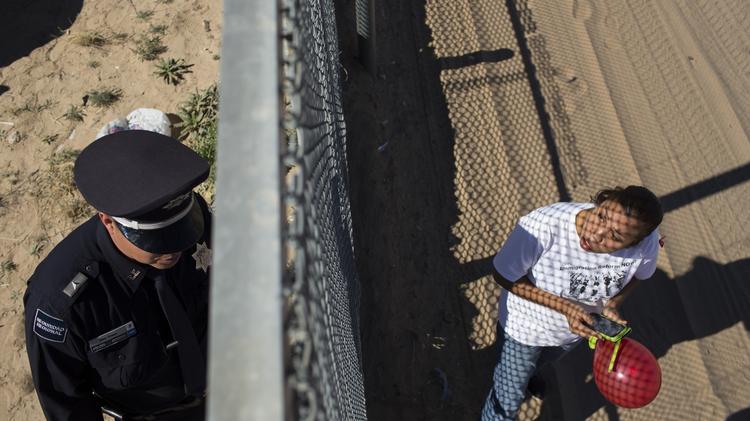 Ved byerne El Paso og Juarez er grænsen mellem USA og Mexico godt bevogtet. 