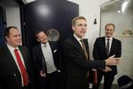 KNASTER. Det er især udlændingestramninger, registreringsafgift og kommunal ejendomsskat, der fortsat lægges arm om, inden den endelige finanslov for det kommende år er på plads. Få overblikket nedenfor. 