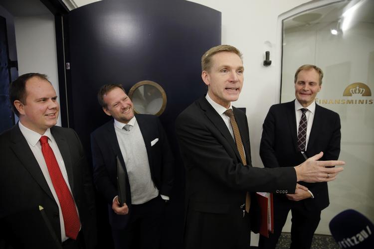 KNASTER. Det er især udlændingestramninger, registreringsafgift og kommunal ejendomsskat, der fortsat lægges arm om, inden den endelige finanslov for det kommende år er på plads. Få overblikket nedenfor. 