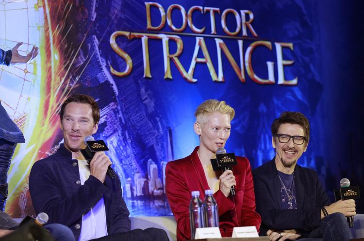 Selvcensur. En af manuskriptforfatterne bag Marvels nye film 'Doctor Strange' med Mads Mikkelsen i skurkerollen har indrømmet, at tegneseriens oprindelige referencer til Tibet blev fjernet i filmatiseringen af frygt for at »frastøde 1 milliard seere« i Kina og repressalier fra det kinesiske styre. Foto: AP 