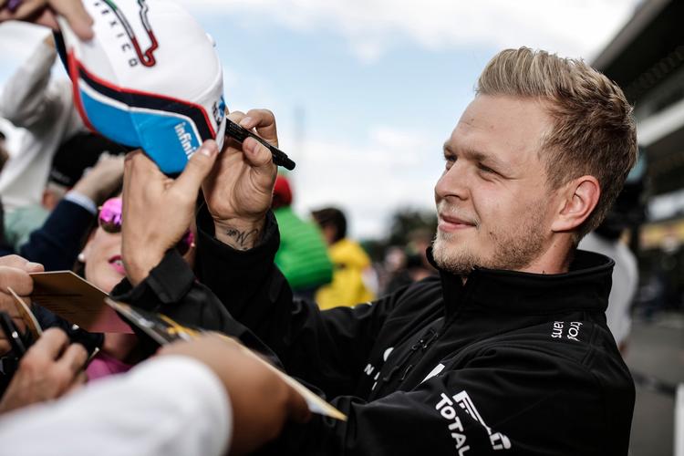 Signatur. Magnussens underskrift er eftertragtet - ikke kun hos fans. 