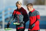 DEBUTANT. Kasper Dolberg (tv.)drøfter udstyr med angrebskollegaViktor Fischer. Landstræneren har lovet Dolberg debut enten i aften mod Kasakhstan eller i testkampen mod Tjekkiet i næste uge. 
