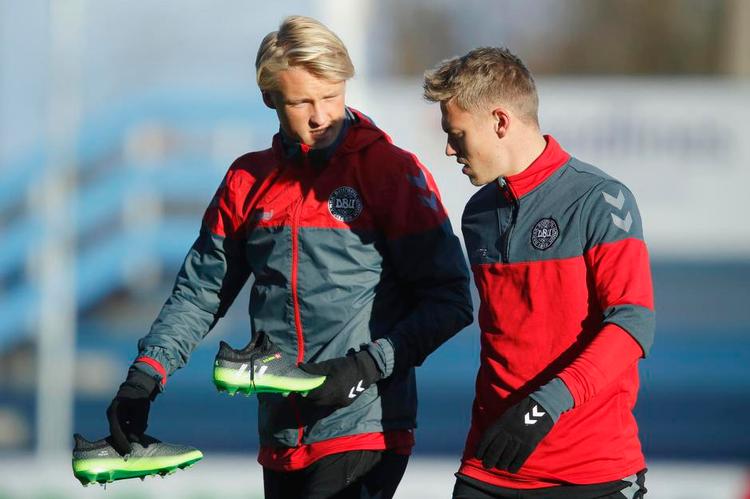 DEBUTANT. Kasper Dolberg (tv.)drøfter udstyr med angrebskollegaViktor Fischer. Landstræneren har lovet Dolberg debut enten i aften mod Kasakhstan eller i testkampen mod Tjekkiet i næste uge. 
