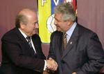 Fodboldbrødre. Rafael Esquivel (th) i selskab med en vanærede tidligere Fifa-boss Sepp Blatter. 