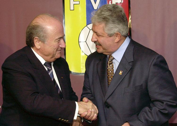 Fodboldbrødre. Rafael Esquivel (th) i selskab med en vanærede tidligere Fifa-boss Sepp Blatter. 
