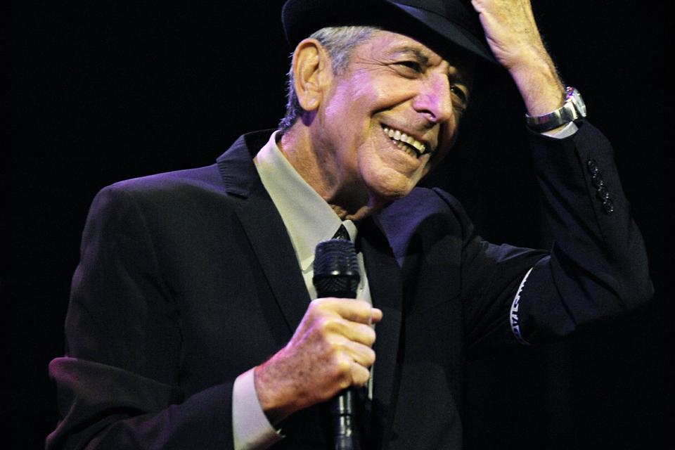 Leonard Cohen udgav en digtsamling og fire bøger, inden han i 1967 fik sit gennembrud med 'Songs Of Leonard Cohen'. I alt udgav Cohen 14 studiealbum.Han blev født i Montreal i Canada 21. september 1934. Han boede i Los Angeles i USA. 