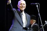 Hilsen til publikum 17. april 2009, hvor Leonard Cohen optrådte på Coachella Valley Music &amp; Arts Festival i Indio, Californien. 