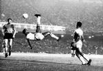 Mååååål. Pele scorede omkring 1.200 mål i sin glorværdige karriere. Her hænger han over grønsværen i et saksespark i 1968. 