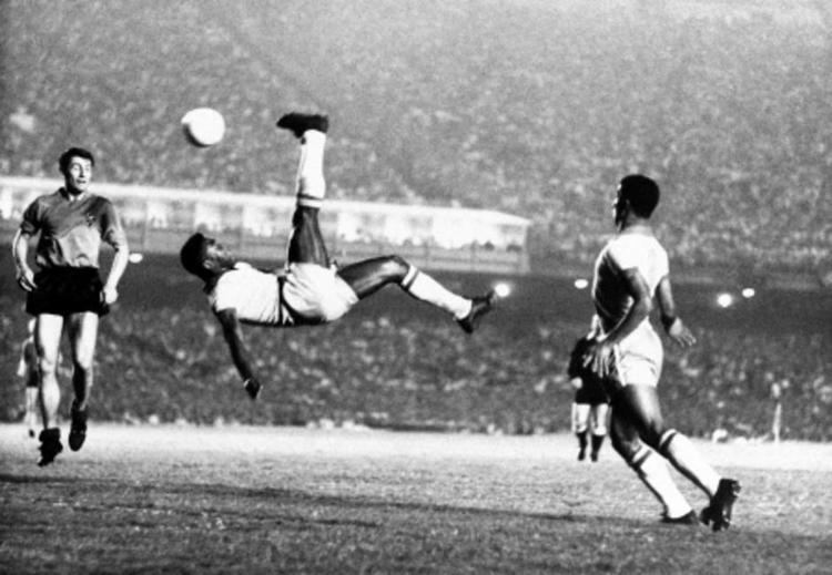 Mååååål. Pele scorede omkring 1.200 mål i sin glorværdige karriere. Her hænger han over grønsværen i et saksespark i 1968. 