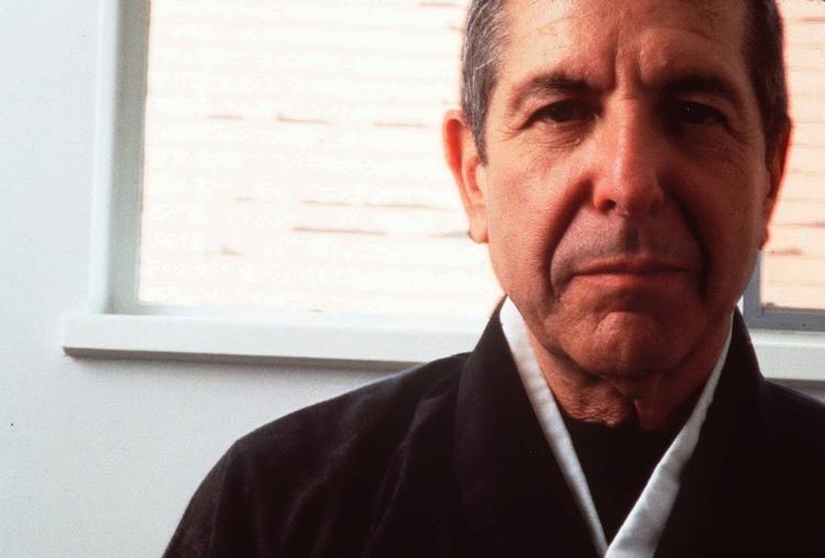 1995. Leonard Cohen ses her på et billede ved Los Angeles' buddhist-kloster, hvor han boede. 