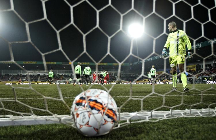 Huttelihut. Hvis fodbold skal ses i fjernsynet, er der rig mulighed for det i København. 