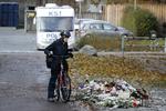 EFTERFORSKNING. I efterforskningen af drabet på en 32-årig kvinde, strømmer det ind med henvendelser, efter politiethar stillet en mobil politistation op i Elverparken, hvor drabet fandt sted. 