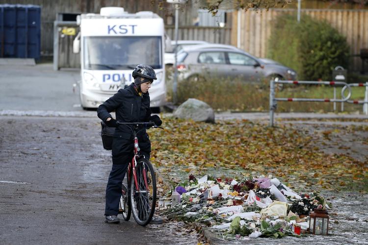EFTERFORSKNING. I efterforskningen af drabet på en 32-årig kvinde, strømmer det ind med henvendelser, efter politiethar stillet en mobil politistation op i Elverparken, hvor drabet fandt sted. 