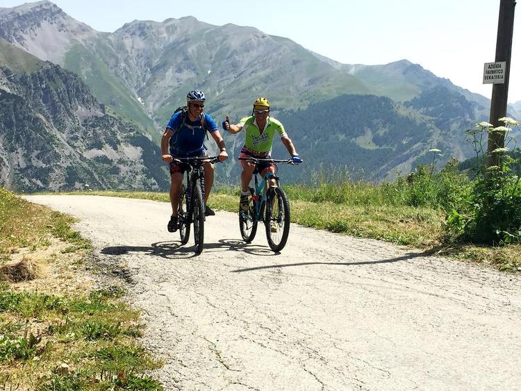 smuglervej. Selv om stien er gjort bredere og asfalteret de fleste steder, kan man godt få følelsen af at være ret alene mellem bjergmassiver. Efter Cuneo snævrer vejen sig ind, så man til sidste cykler mellem rå klippesider. 