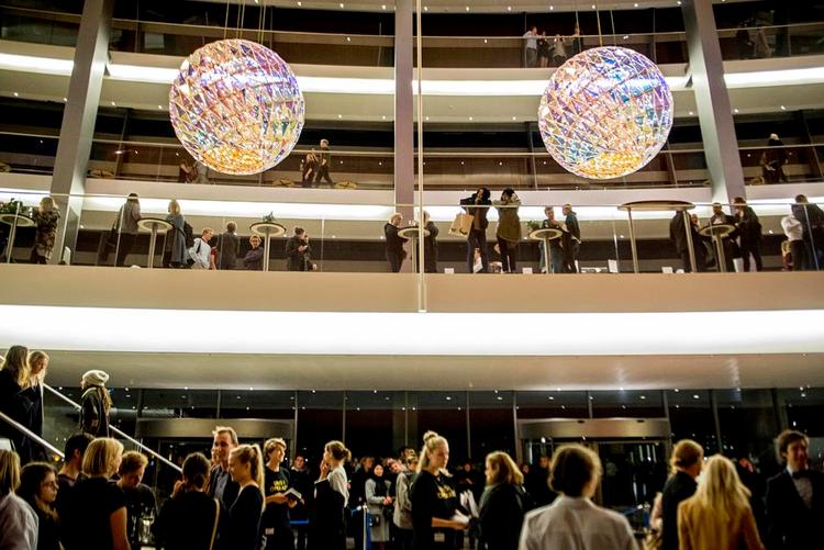 Ungdommeligt. Københavns Kommune vil have flere unge i Operaen. Derfor har de ørermærket en del støtten til Det Kgl. Teaters til børn og unge. 