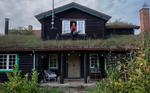 PRIORITET. Selv om ejendomsskatten er høj, har Sigurd Barrett bevidst valgt at bo i her i det tidligere sommerhus »med høj cigarføring og så sige,det koster, hvad det koster«. Det har han nu gjort i seks år. Foto: Miriam Dalsgaard 